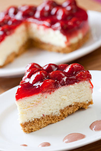スライスの美味しいイチゴのチーズケーキ - strawberry cheesecake ストックフォトと画像