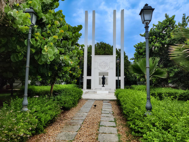 um memorial histórico com uma estátua de soldado e quatro pilares presta homenagem aos mártires franceses da primeira guerra mundial em pondicherry, índia. - indiana world war memorial - fotografias e filmes do acervo