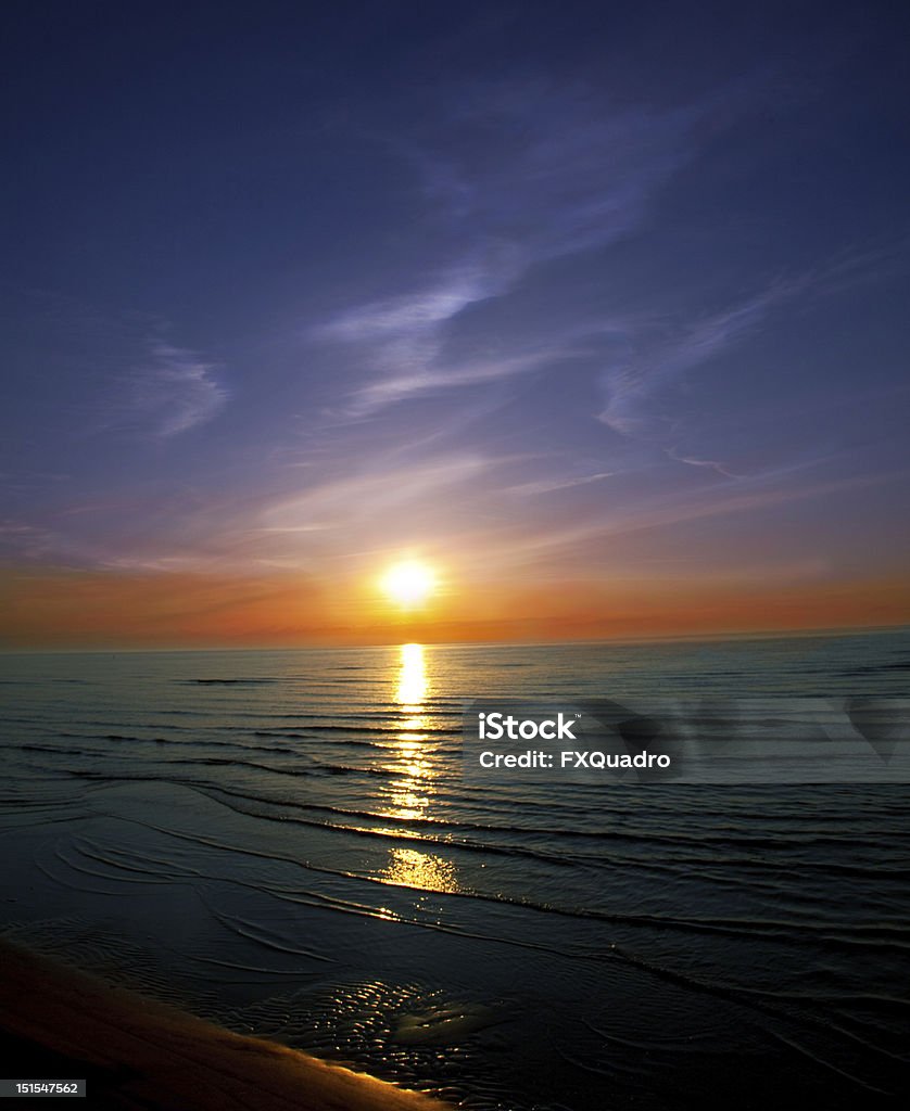 Piękny zachód słońca na plaży - Zbiór zdjęć royalty-free (Bez ludzi)