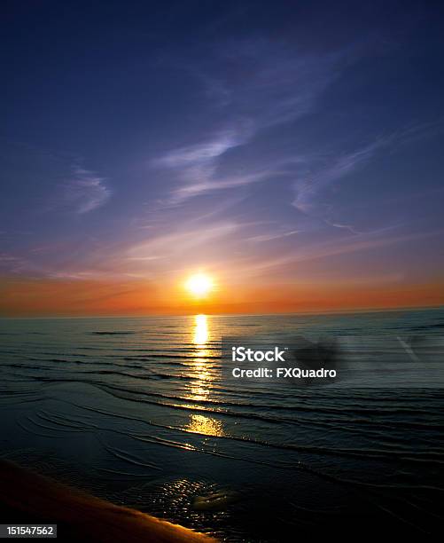 Piękny Zachód Słońca Na Plaży - zdjęcia stockowe i więcej obrazów Bez ludzi - Bez ludzi, Chmura, Ciemnoniebieski
