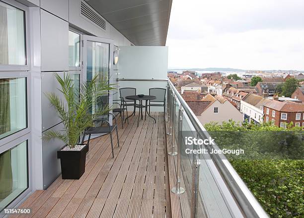 Nowoczesne Mieszkanie Balkon Z Zewnątrz - zdjęcia stockowe i więcej obrazów Balkon - Balkon, Mieszkanie, Drewniany taras