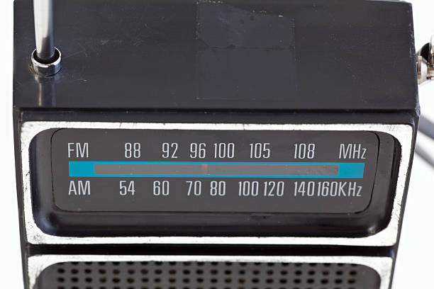 xxxl close-up vintage preto plástico transistor rádio isolado fundo branco - kilohertz - fotografias e filmes do acervo