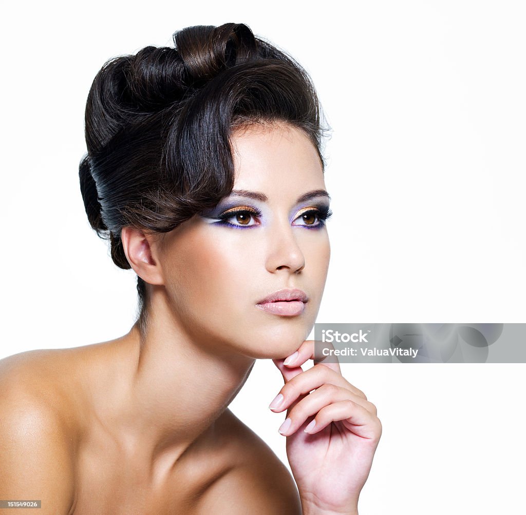 glamour kobieta z nowoczesnym Kręcone Fryzura - Zbiór zdjęć royalty-free (Białe tło)