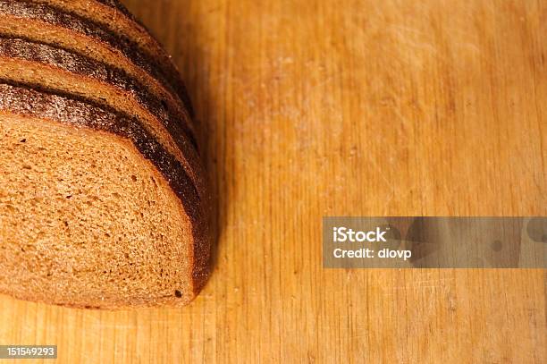 Brotscheibe Auf Eine Holz Schneidebrett Stockfoto und mehr Bilder von Backen - Backen, Braun, Brotlaib