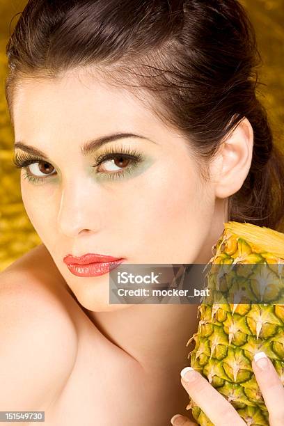 아름다운 Brunette 여자 Slice Of 파인애플 20-24세에 대한 스톡 사진 및 기타 이미지 - 20-24세, 20-29세, 갈색 눈