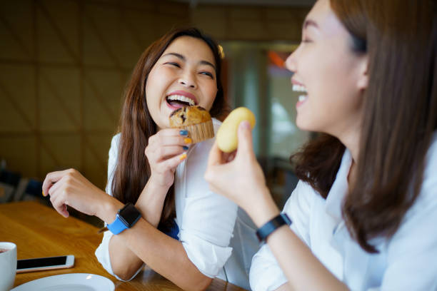 istock Female friends using digital payment on a smart devices. 1515499675
