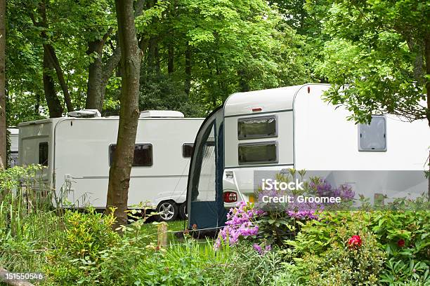 Photo libre de droit de Caravanning Dans La Campagne Anglaise banque d'images et plus d'images libres de droit de Activité de loisirs - Activité de loisirs, Angleterre, Bois