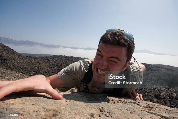 Homem Escalada De Montanha - Fotografias de stock e mais imagens de Adulto - Adulto, Ao Ar Livre, Cair