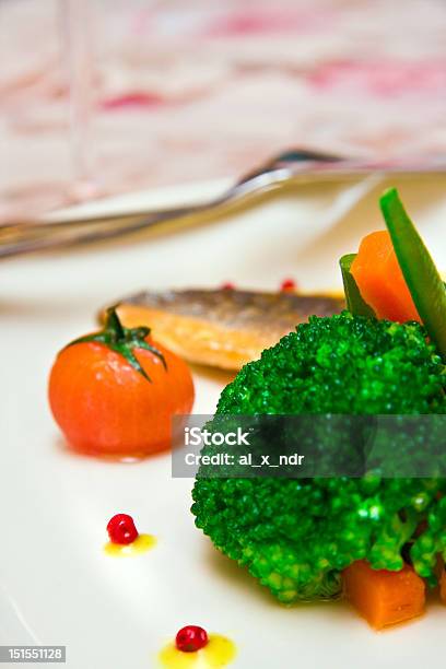 Filete Robalo Grelhado Com Produtos Hortícolas - Fotografias de stock e mais imagens de Almoço - Almoço, Brócolo, Cenoura