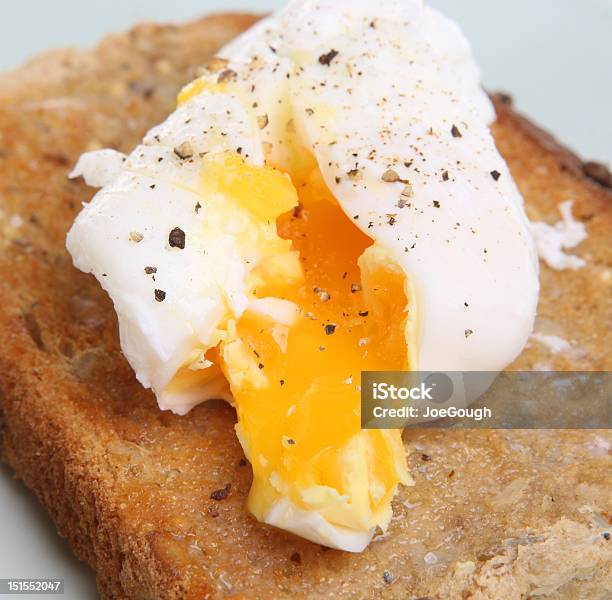 Jajkami Na Tosty - zdjęcia stockowe i więcej obrazów Bez ludzi - Bez ludzi, Bliskie zbliżenie, Chleb 7 ziaren