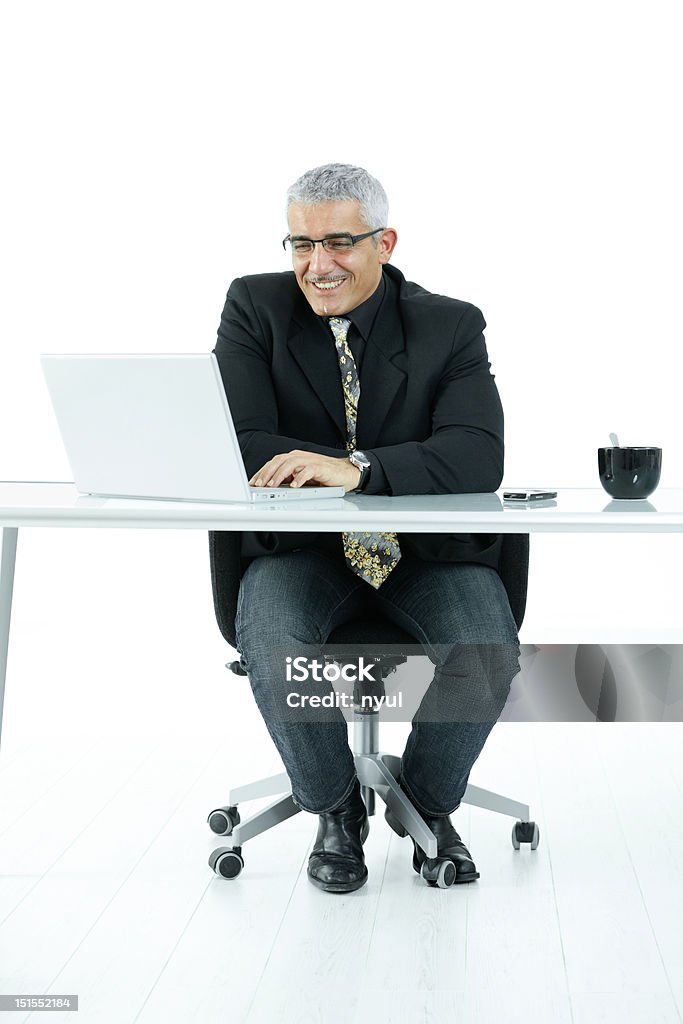 Uomo d'affari che lavorano su computer - Foto stock royalty-free di 45-49 anni
