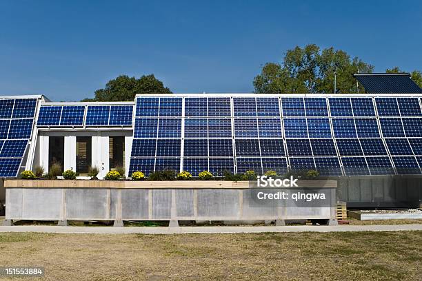 Pv Array ソーラーパネルに装着ホームブルースカイ - HVACシステムのストックフォトや画像を多数ご用意 - HVACシステム, オフグリッド, カラー画像
