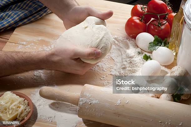 Photo libre de droit de La Cuisine banque d'images et plus d'images libres de droit de Adulte - Adulte, Aliment cru, Blanc