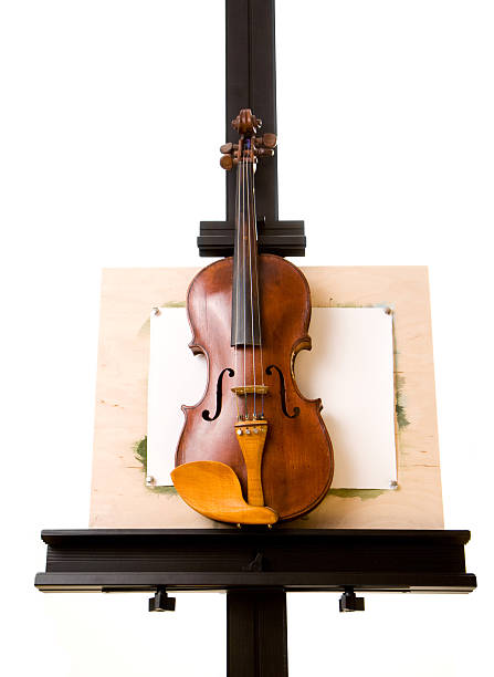 Violín en caballete - foto de stock