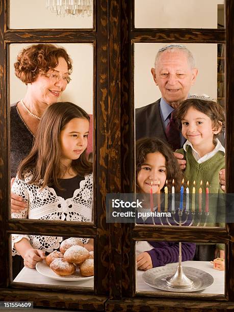 Photo libre de droit de Famille Hanukka banque d'images et plus d'images libres de droit de Judaïsme - Judaïsme, Famille, Hanoukka
