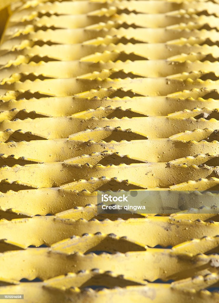 Abstracto amarillo antideslizantes rampa de Metal - Foto de stock de Abstracto libre de derechos