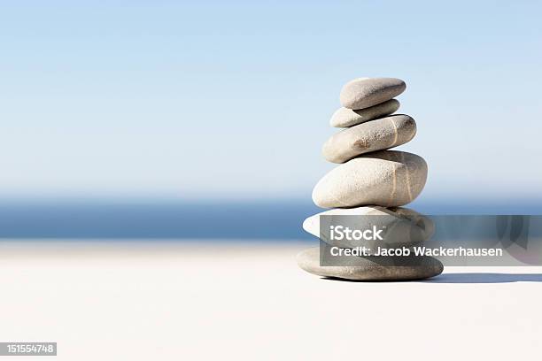スタックの小石のビーチのクローズアップ - 石のストックフォトや画像を多数ご用意 - 石, 無の境地, 石材