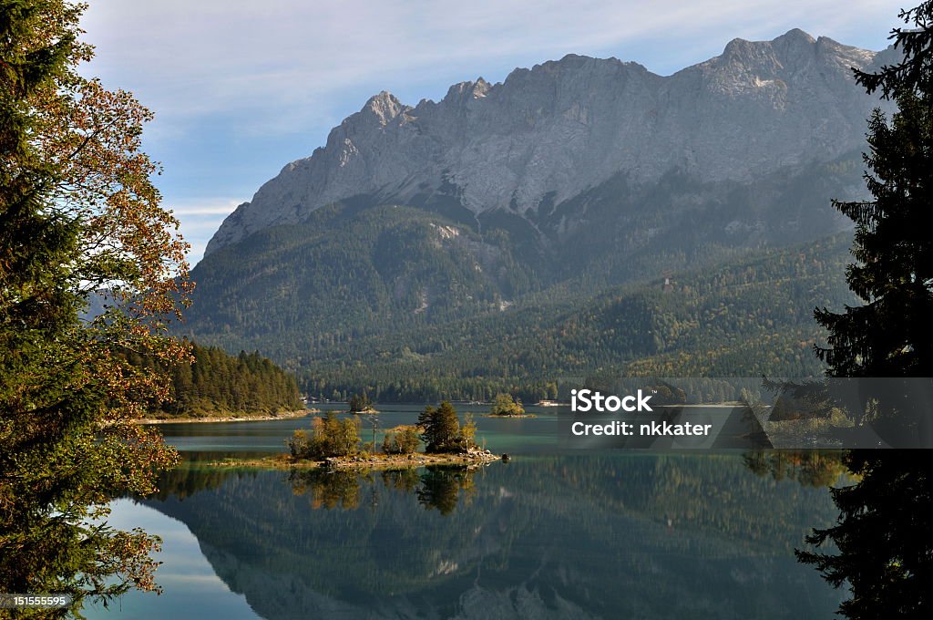 Lago Eibsee com Montanha Zugspitze - Foto de stock de Baviera royalty-free