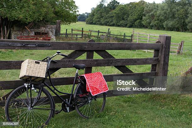 Opoe Rower W Łąka - zdjęcia stockowe i więcej obrazów Bicykl - Bicykl, Brama, Cal