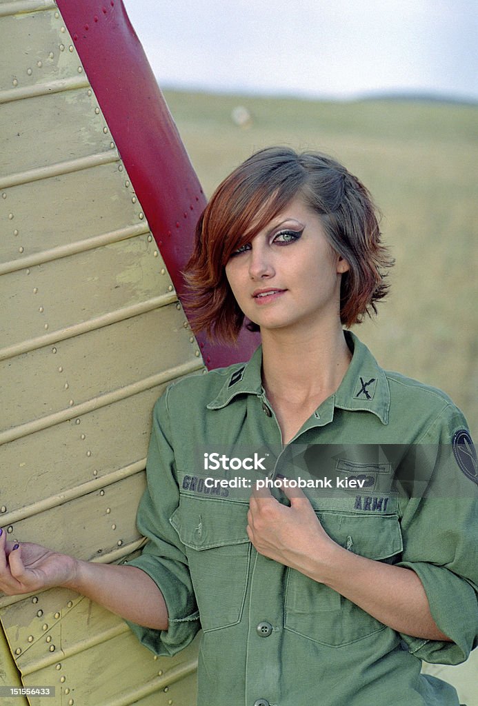 군용동물에는 여자 aerodrome 대한 - 로열티 프리 개인 비행기 스톡 사진