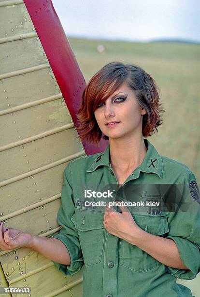 Foto de Mulher Aerodrome Militar e mais fotos de stock de Adulto - Adulto, Aeroporto, Asa de aeronave