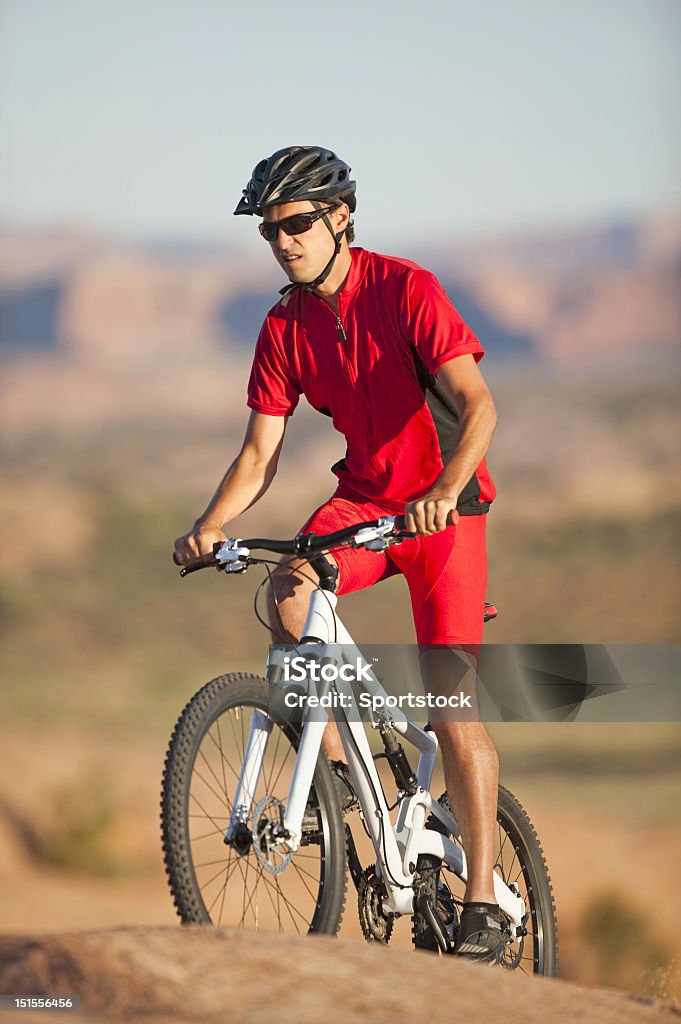 Bicyclist Езда на горных велосипедах на Slickrock Трейл Моэб, Юта - Стоковые фото Slickrock Trail роялти-фри