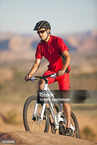 Bicyclist Езда На Горных Велосипедах На Slickrock Трейл Моэб Юта — стоковые фотографии и другие картинки Slickrock Trail