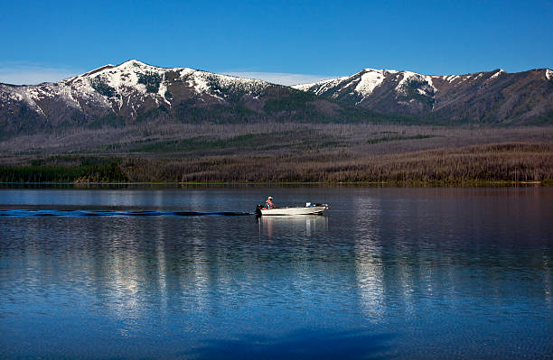 레이브 mcdonald 낚시는요 빙하 국립 공원 코리엔테스 - usa us glacier national park mcdonald lake transportation 뉴스 사진 이미지