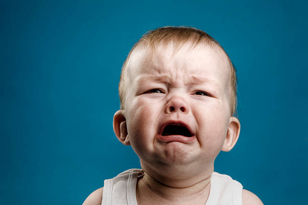 baby crying - huilen stockfoto's en -beelden
