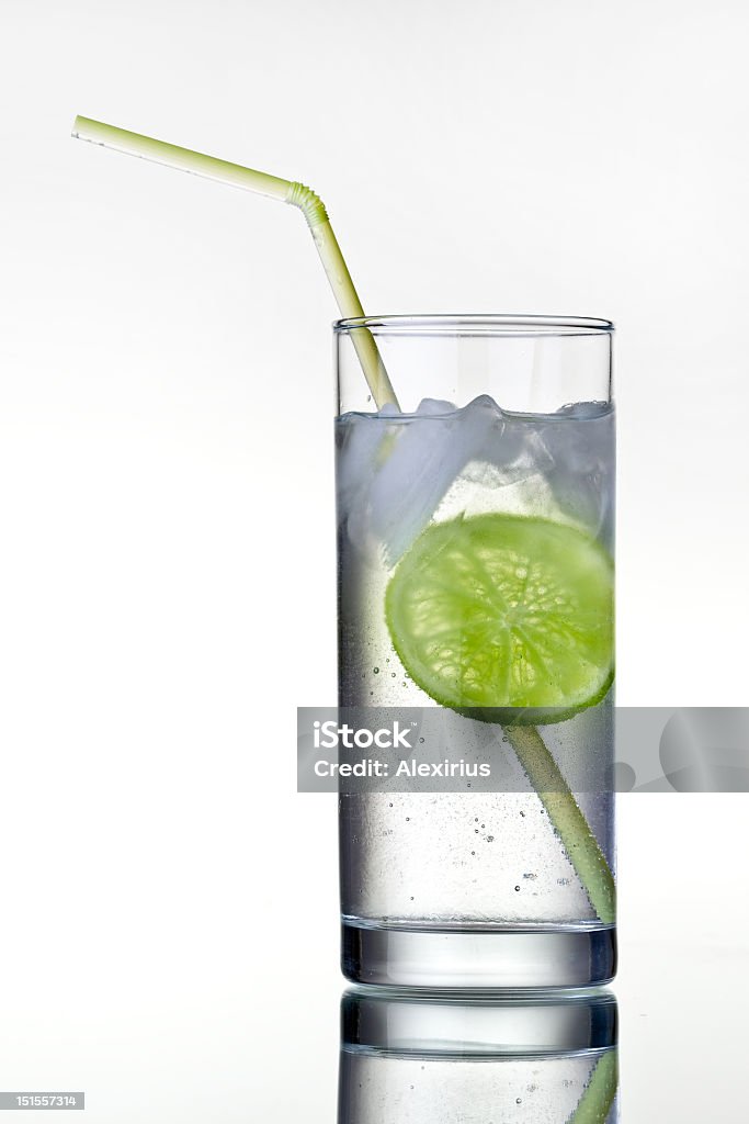 Bicchiere di gin tonic con lime - Foto stock royalty-free di Gin Tonic