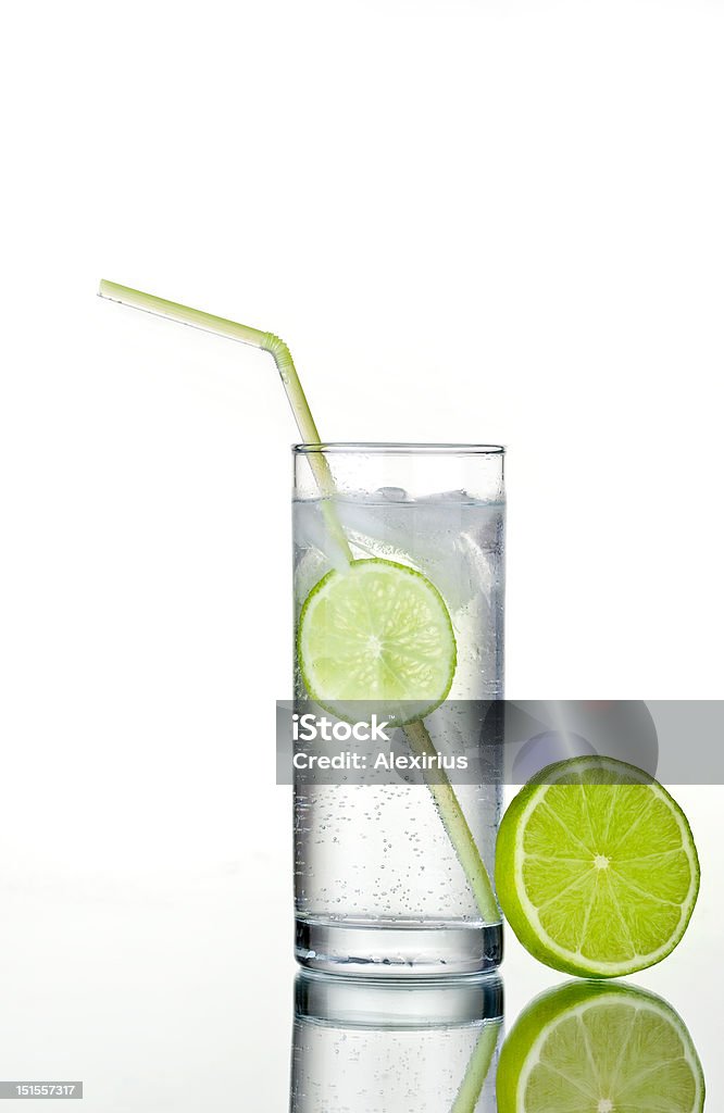 Copa de un gin y tonic con lima - Foto de stock de Bebida libre de derechos