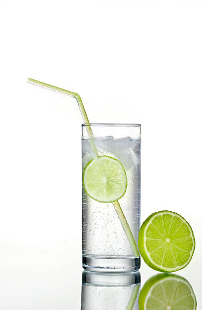 Kieliszek gin z tonikiem z wapna – zdjęcie