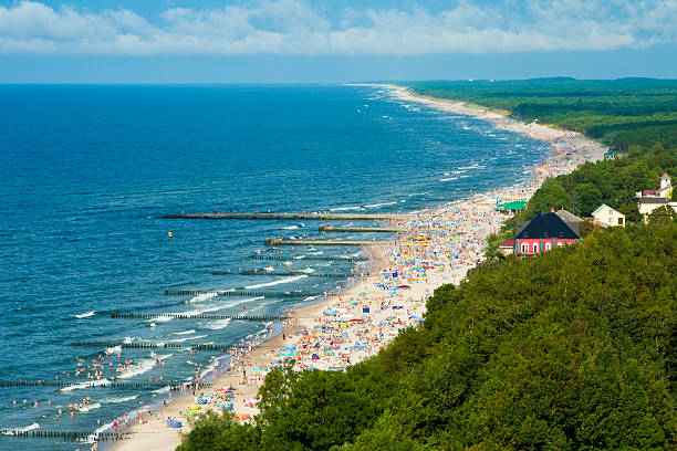 istock Beach full of tourists 151557344