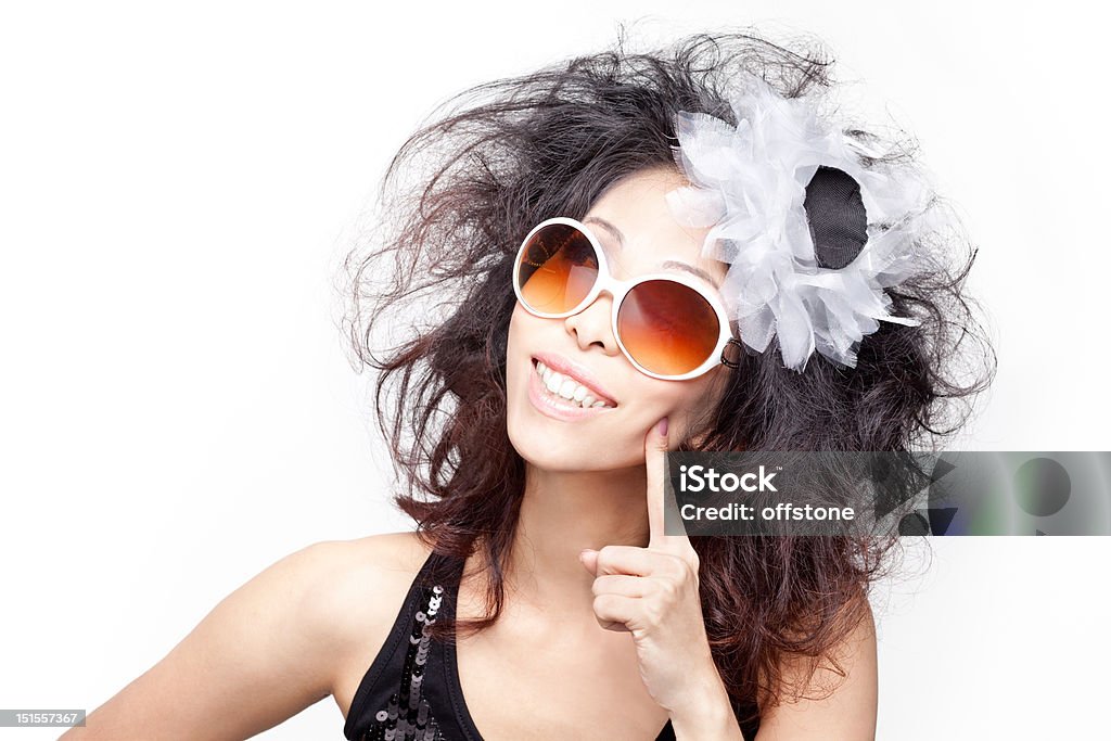 Divertido, extravagante, excêntrico jovem chinês mulher com Cabelo Encaracolado grande - Foto de stock de Excêntrica royalty-free