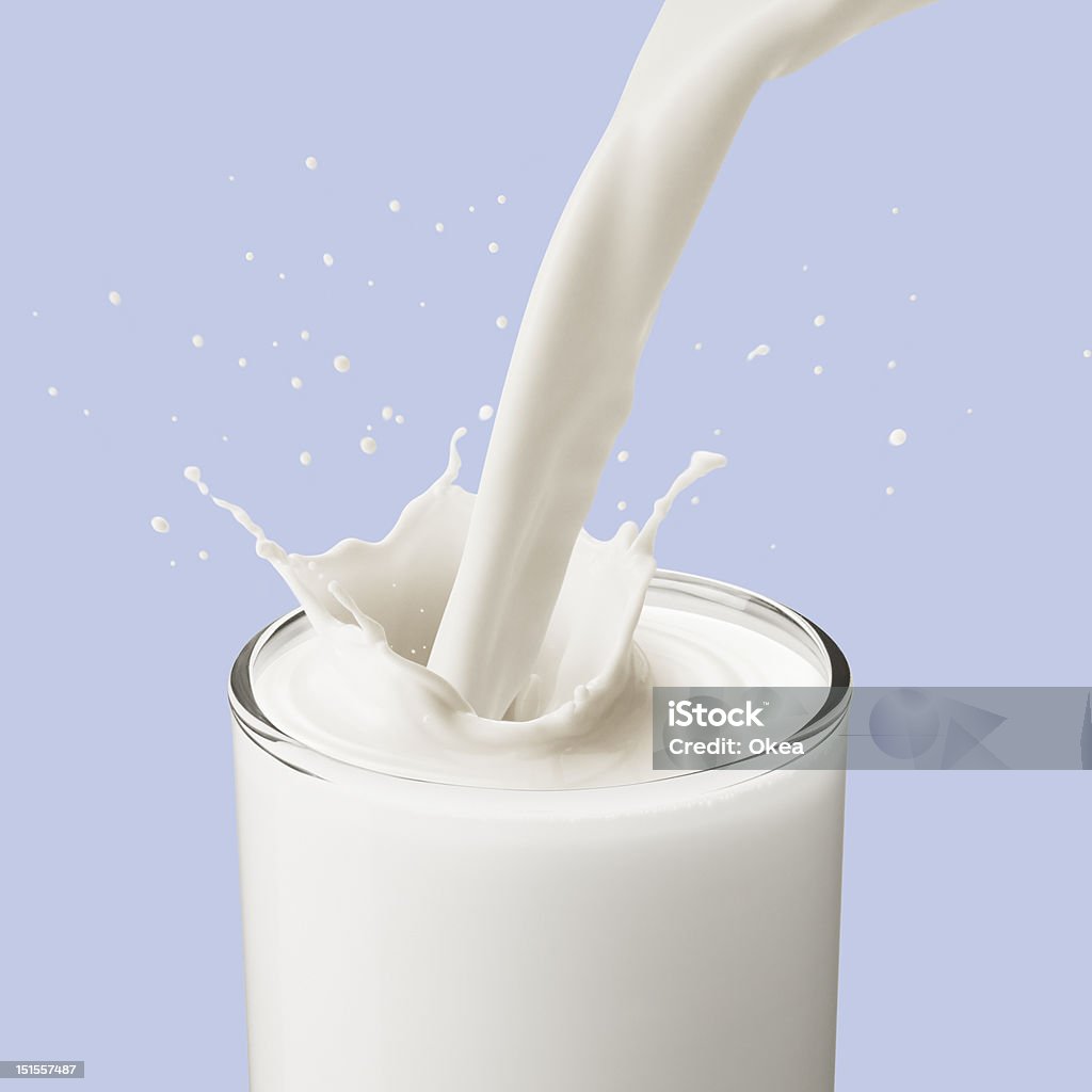 注ぐミルク - ミルクのロイヤリティフリーストックフォト