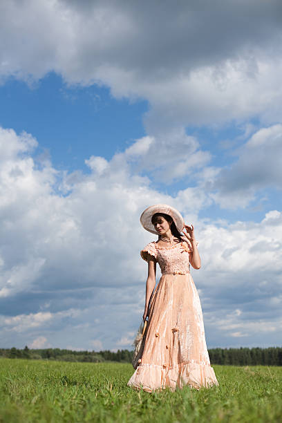 La chica en un hermoso vestido - foto de stock