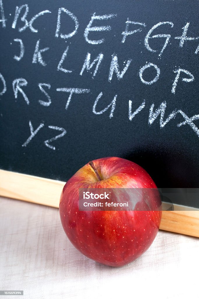 Alphabet scribbles auf Tafel mit Mittagessen apple - Lizenzfrei Alphabet Stock-Foto