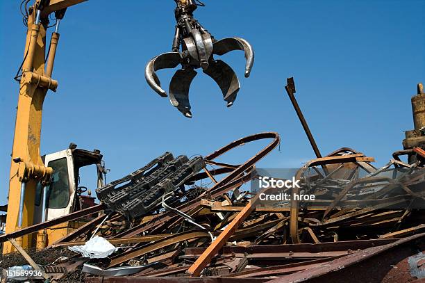 Benna Scrapyard - Fotografie stock e altre immagini di Benna meccanica - Benna meccanica, Centro di riciclaggio, Demolire