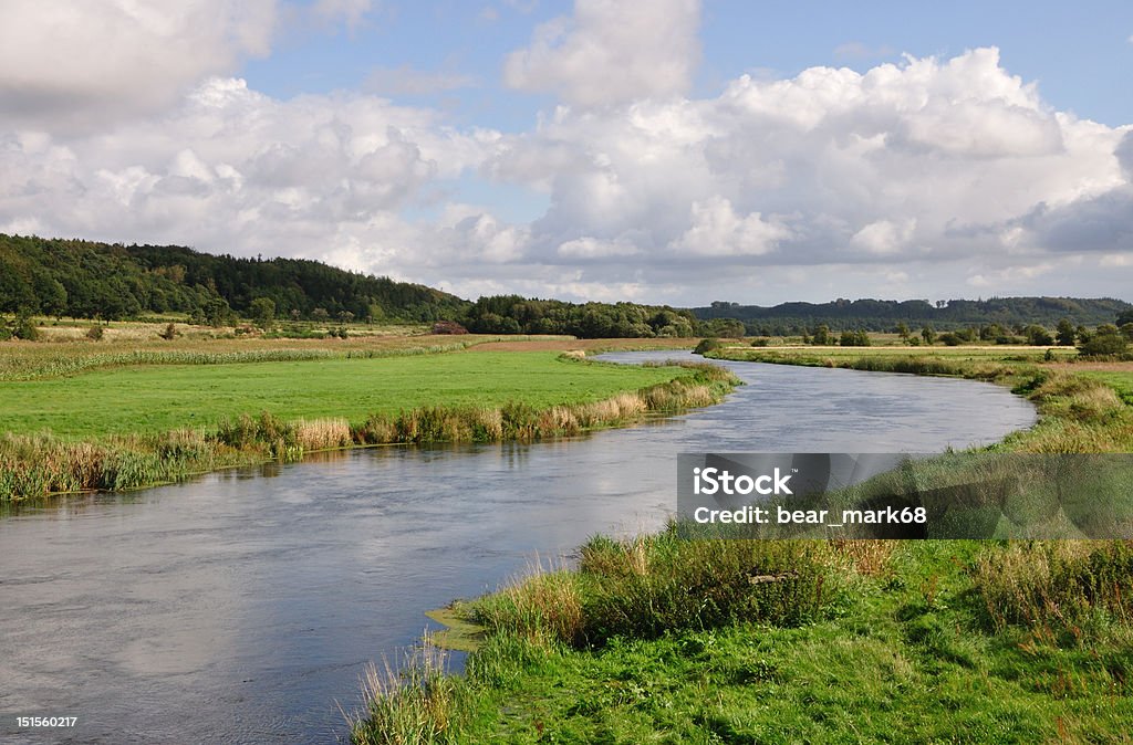 Río que fluye a través de un valle - Foto de stock de Ribera - Característica de la tierra libre de derechos