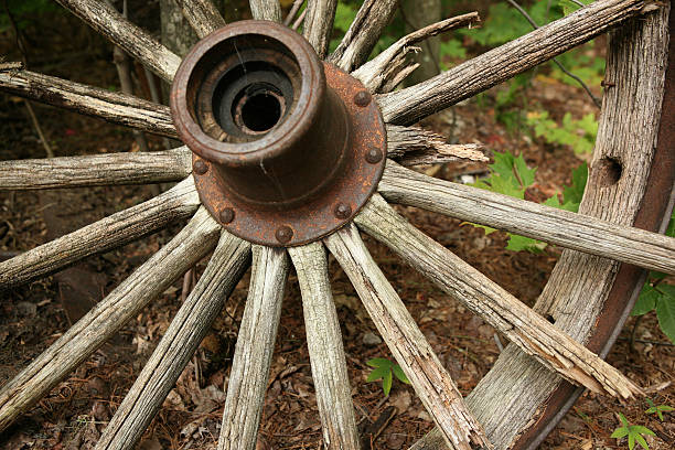 Old wagon roda - foto de acervo