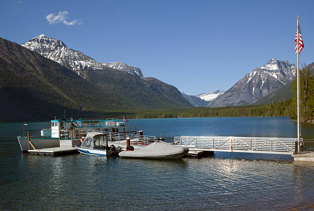 湖のマクドナルドボート氷河国立公園 - montana mountain mcdonald lake us glacier national park ストックフォトと画像