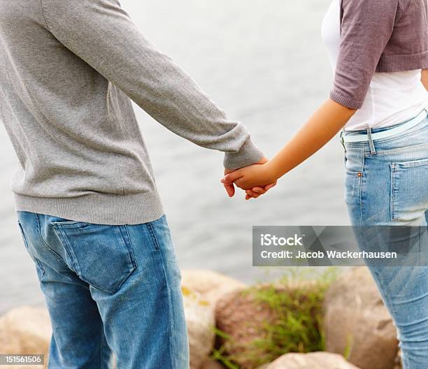 Bauchgegend Von Paar Hand In Hand Im Freien Stockfoto und mehr Bilder von Begehren - Begehren, Dating, Entspannung