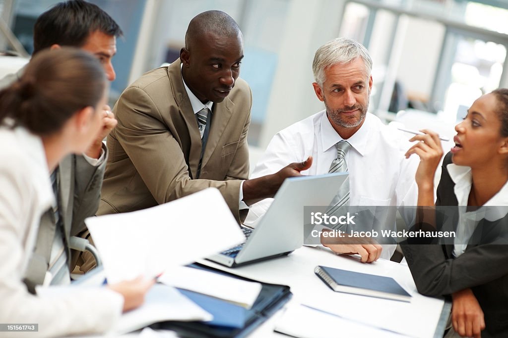 Colegas de trabalho, e discutir durante uma reunião - Foto de stock de Reunião de negócios royalty-free