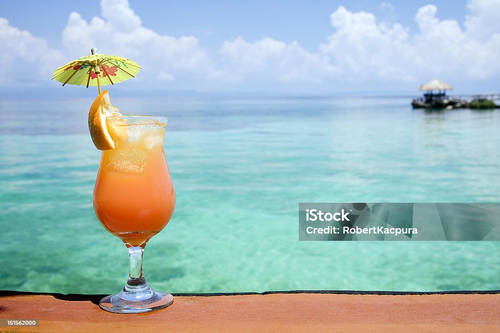Cocktail tropicale paradisiaca - Foto stock royalty-free di Spiaggia