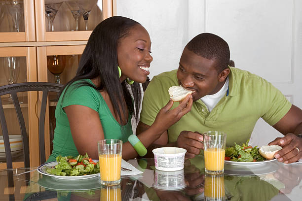 젊은 민족별 커플입니다 표 아침 식사 - mocker 뉴스 사진 이미지