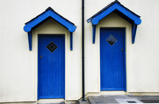 These neighbours both have a blue door