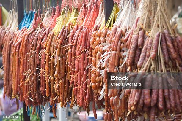 Foto de Comida De Rua Chinês Linguiça e mais fotos de stock de Alimentação Saudável - Alimentação Saudável, Barraca de Mercado, Carne