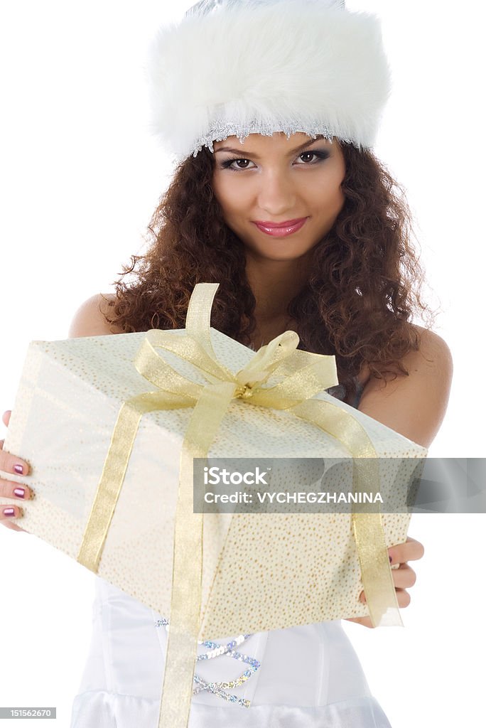 Симпатичная женщина с Рождественский подарок - Стоковые фото 20-29 лет роялти-фри
