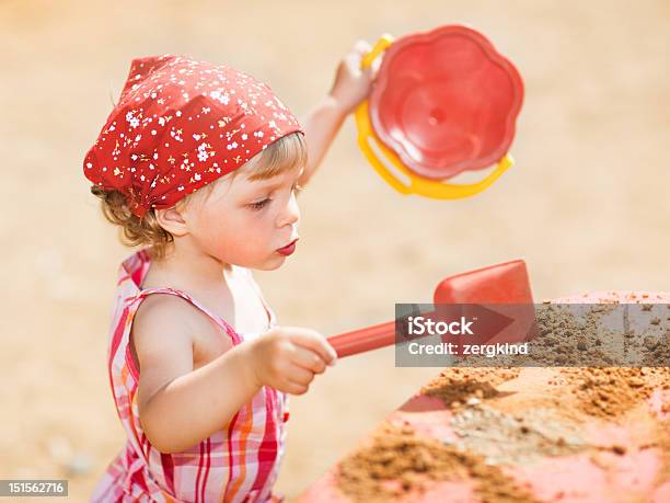 Kleines Mädchen Spielt Im Freien Stockfoto und mehr Bilder von 12-17 Monate - 12-17 Monate, Bewegungsunschärfe, Eine Person