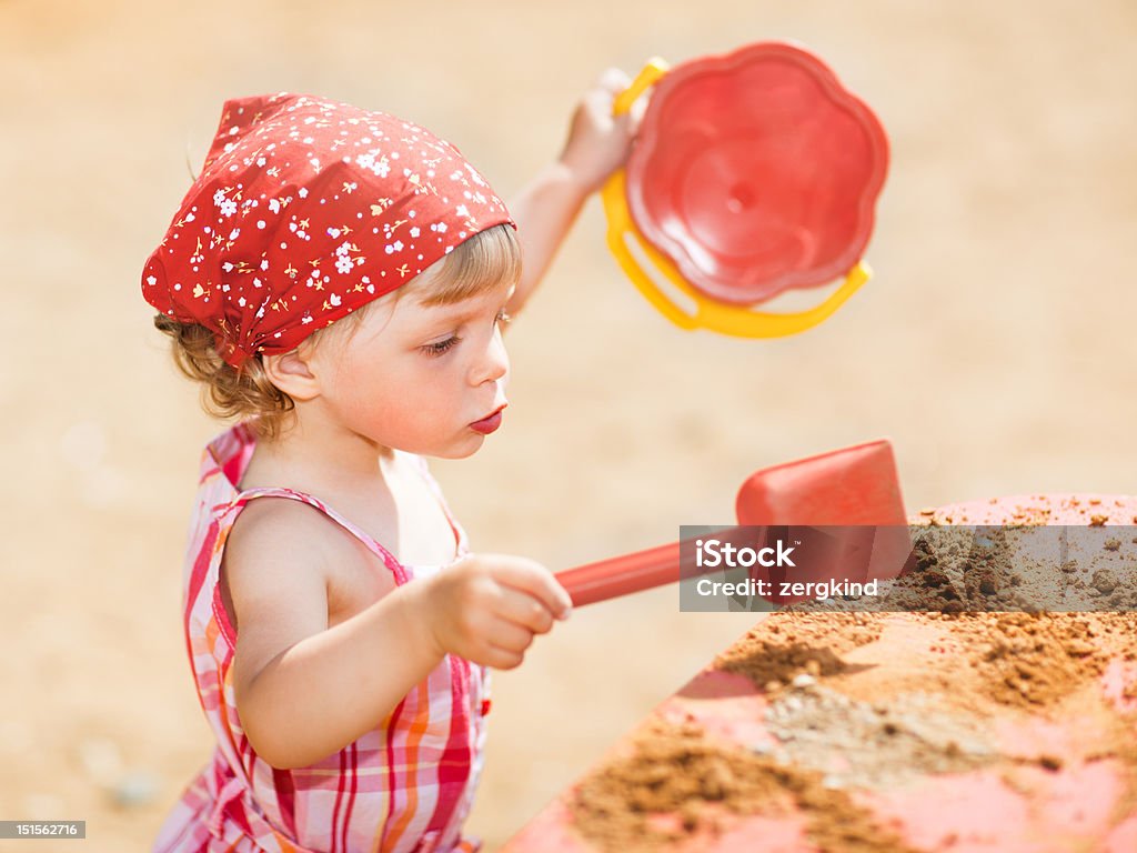 Bambina gioca all'aperto - Foto stock royalty-free di 12-17 mesi
